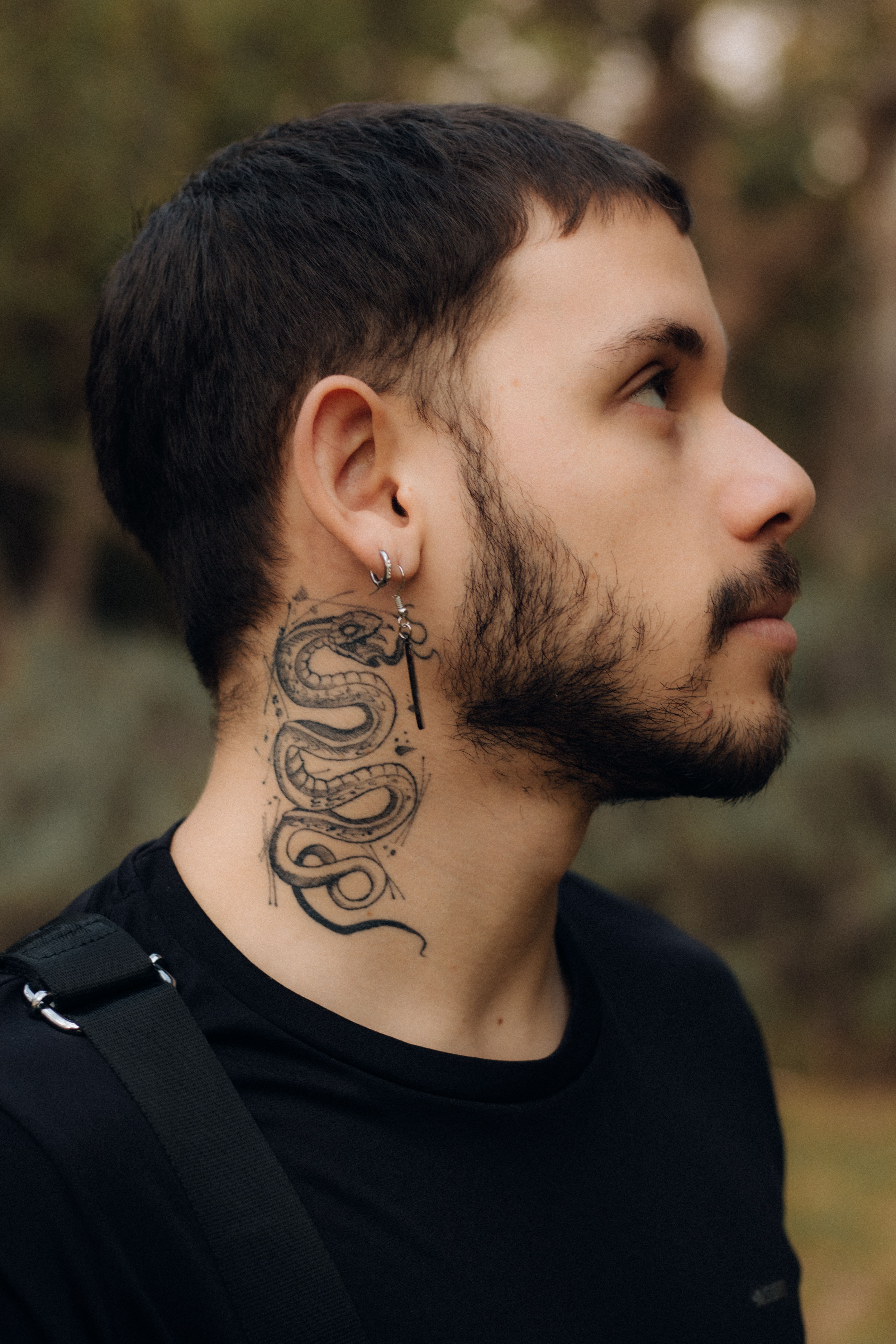 Tatuagem de serpente no pescoço feminino
